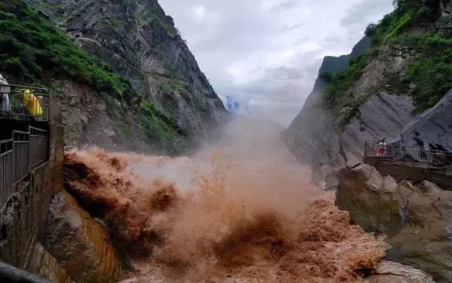 游覽香格里拉需要2—3天，若喜愛徒步，可到虎跳峽與雨崩，加起來4~5天可完成行程
