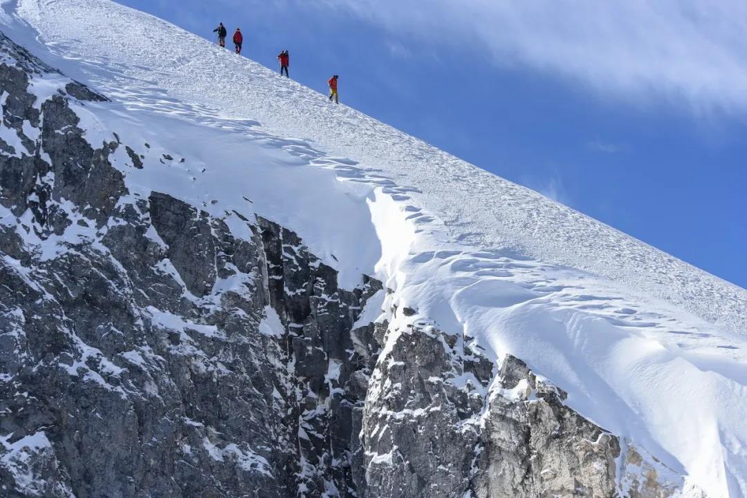 香格里拉雪山特色徒步路線