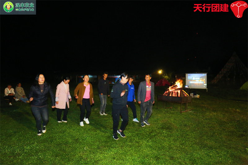 云南香格里拉主題團(tuán)建基地拓展篝火晚會(huì)暨野外露營