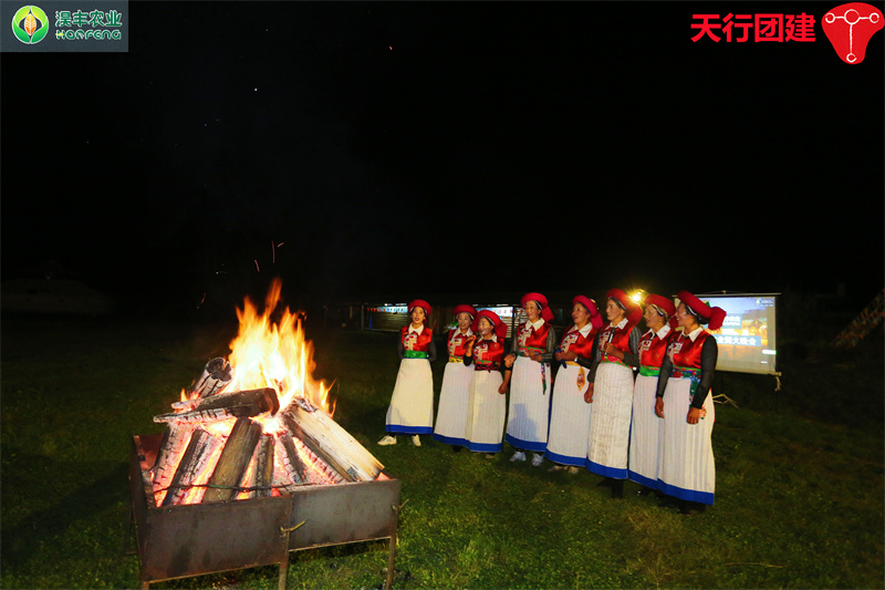 云南香格里拉主題團(tuán)建基地拓展篝火晚會(huì)暨野外露營