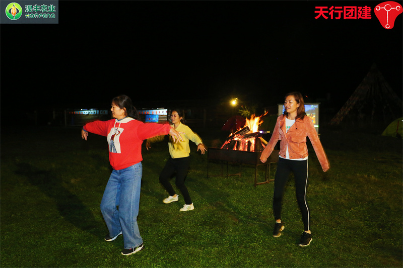 云南香格里拉主題團(tuán)建基地拓展篝火晚會(huì)暨野外露營