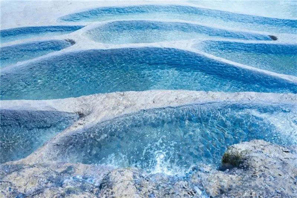 秋風吹皺香格里拉“棉花堡”——到白水臺看華泉臺地奇觀