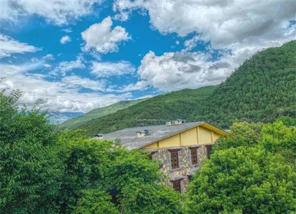 距離森林1.5米，坐在這家酒店里可以聽到山谷的呼吸